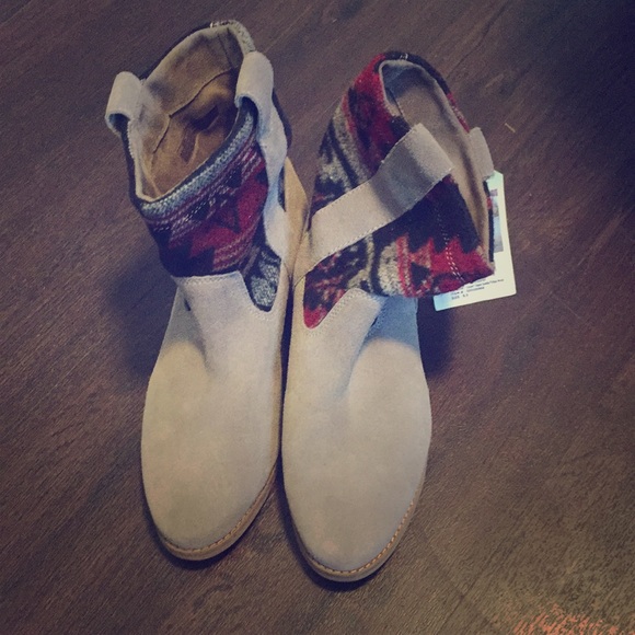 NWT Toms booties, desert taupe suede/wool, 8.5 - Picture 3 of 7